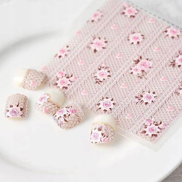Itseliimautuvat kuperat 3D-kynsitarrat kuvioilla LACE