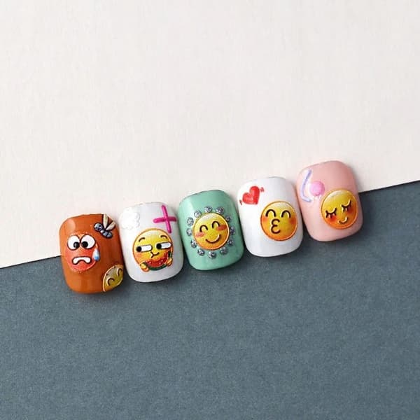 Itseliimautuvat 3D-kuperat kynsitarrat EMOJI-kuvioilla