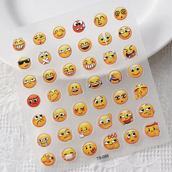 Itseliimautuvat 3D-kuperat kynsitarrat EMOJI-kuvioilla