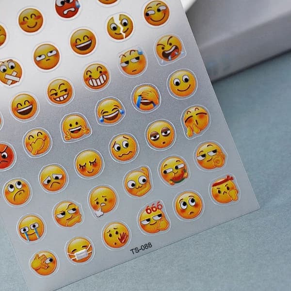 Itseliimautuvat 3D-kuperat kynsitarrat EMOJI-kuvioilla