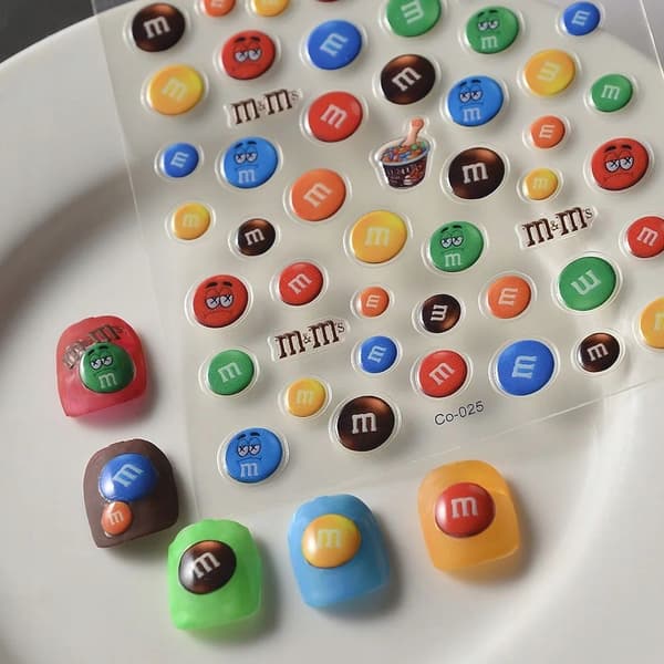 Kynsitarrat 3D-itseliimautuvat kuperat kuviot CANDY M&M's