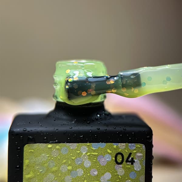 NAILSOFTHENIGHT Party base 04 - neon citron base med holografiske sekskanter, 10 ml