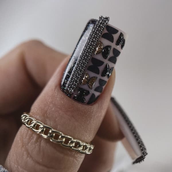 NAILSOFTHENIGHT Manhattan - musta hybridikynsilakka holografisilla heijastavilla hiukkasilla, 10 ml