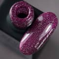 Miniatyrbillede 2 af 2: NAILSOFTHENIGHT Cosmopolitan - mørk pink hybrid neglelak med reflekterende partikler, 10 ml
