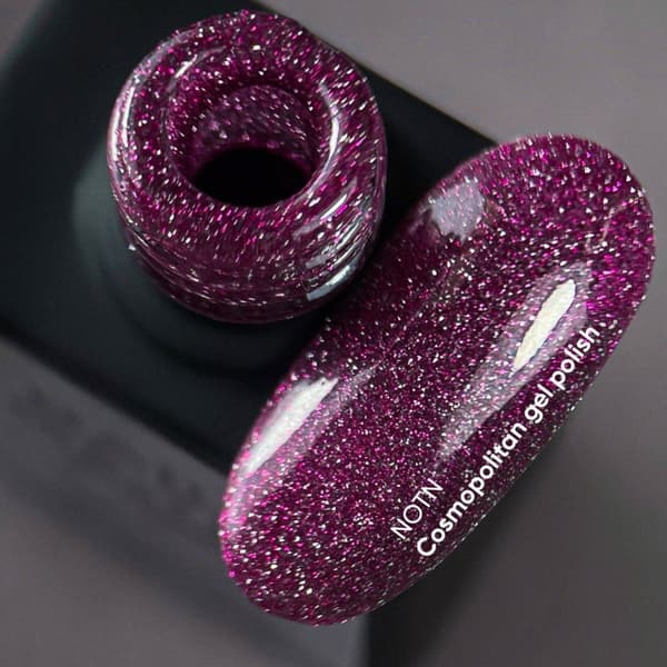 NAILSOFTHENIGHT Cosmopolitan - mørk pink hybrid neglelak med reflekterende partikler, 10 ml