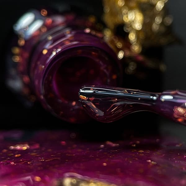 NAILSOFTHEDAY Malbec bas Potal 01 - målat glas mörkrosa hybridbas med guldflingor, 10 ml