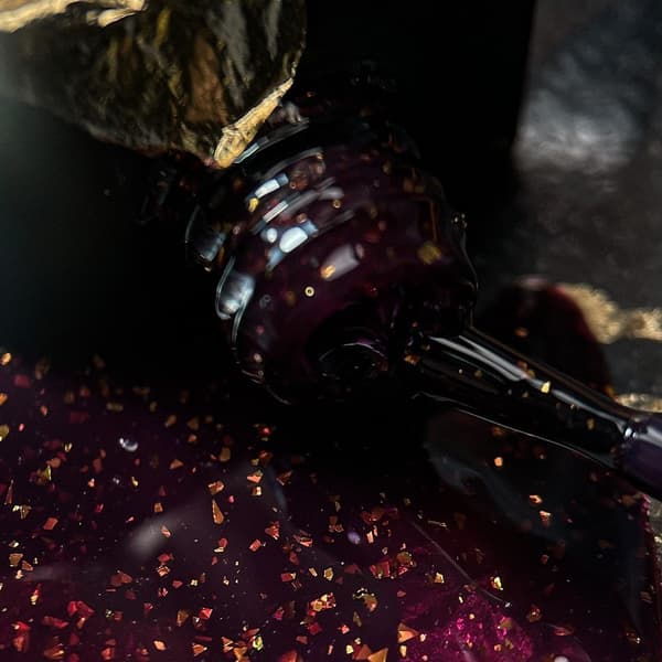NAILSOFTHEDAY Malbec base Potal 03 - farvet glas mørk lilla hybrid base med guld flager, 10 ml