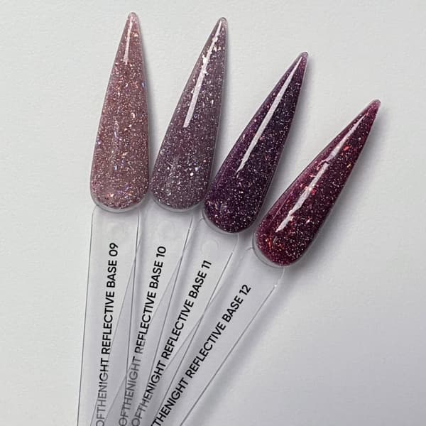 NAILSOFTHENIGHT Reflekterende base 11 - hybrid base med ""flash"" effekt med lilla kronblade, 10 ml