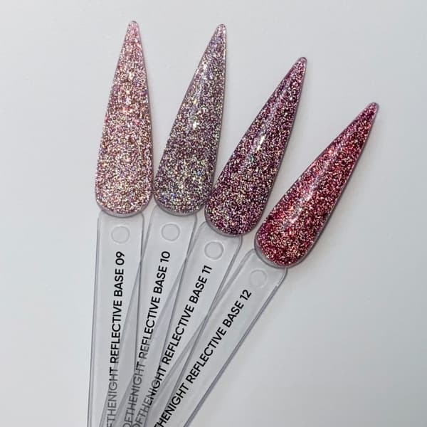 NAILSOFTHENIGHT Reflekterende base 11 - hybrid base med ""flash"" effekt med lilla kronblade, 10 ml