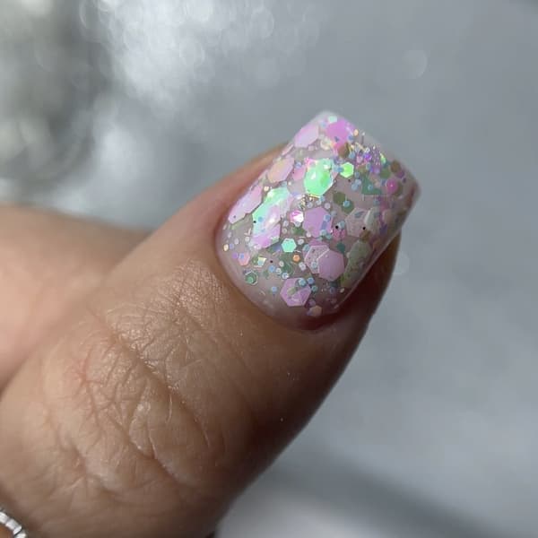 NAILSOFTHENIGHT Dream gel 01 - maitomaisen vaaleanpunainen geeli koristeluun kuusikulmioilla ja glitterillä, 5 g