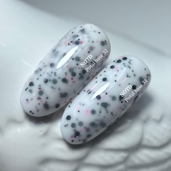 NailsOFTHEDAY Potal base 32 - maitomainen pohja mustalla ja punaisella glitterillä, 10 ml