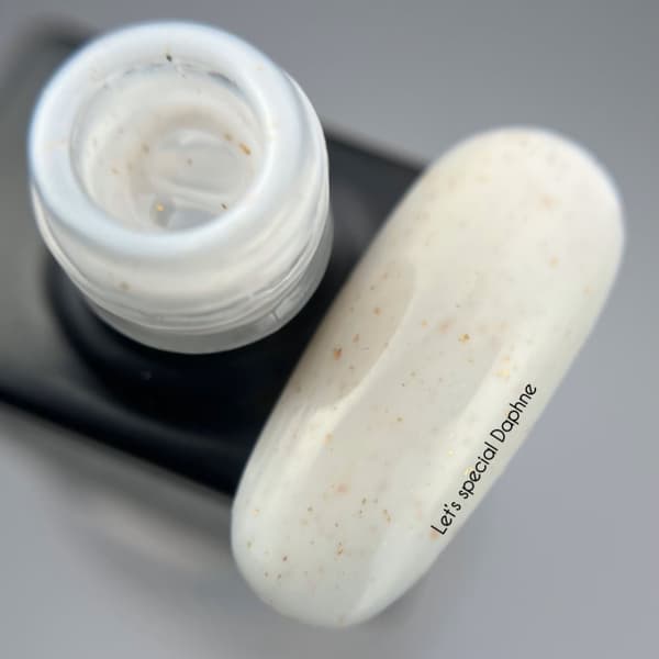 NAILSOFTHEDAY Let's special Daphne - mælkeagtig med guldflager hybrid lak, 10 ml