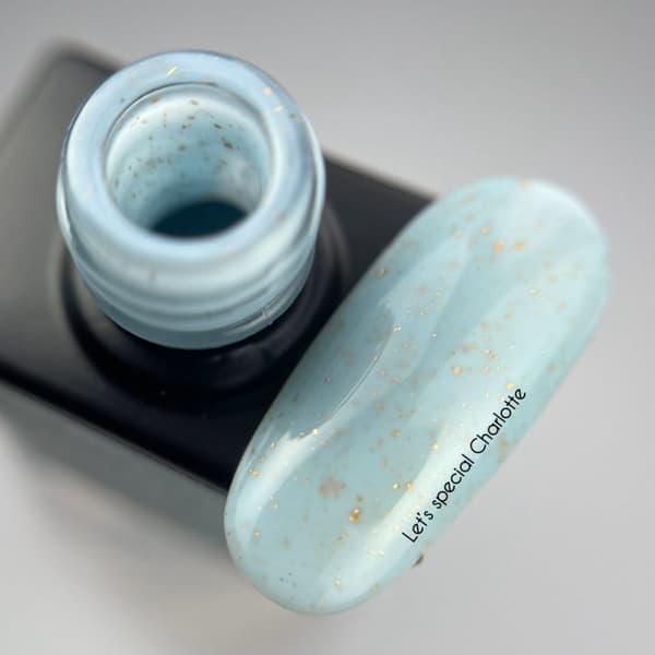 NAILSOFTHEDAY Let's special Charlotte - mintblå med guldflingor hybridlack, 10 ml