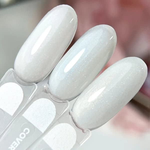 NAILSOFTHEDAY Dækbund NY Milk 05 - semi-transparent mælkeagtig base med pink glitter, 30 ml