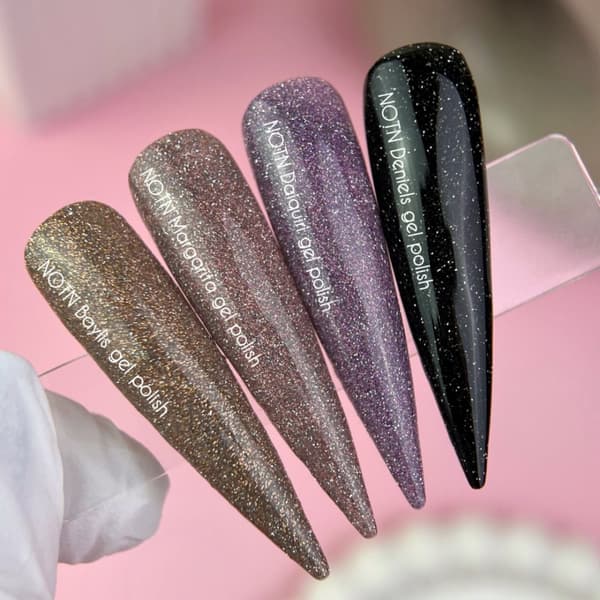 NAILSOFTHENIGHT Margarita - pink-beige hybrid neglelak med reflekterende partikler, 10 ml