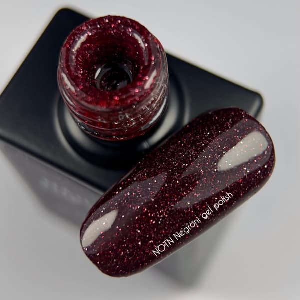 NAILSOFTHENIGHT Negroni - viininpunainen hybridikynsilakka heijastavilla hiukkasilla, 10 ml