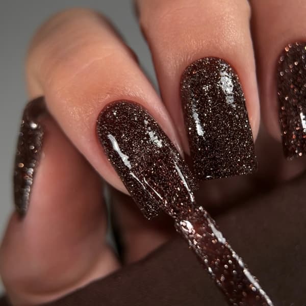 NAILSOFTHEDAY Kuukauden väri Joulukuu 2024 Basilisk - ruskea hybridilakka heijastavilla hiukkasilla, 10 ml