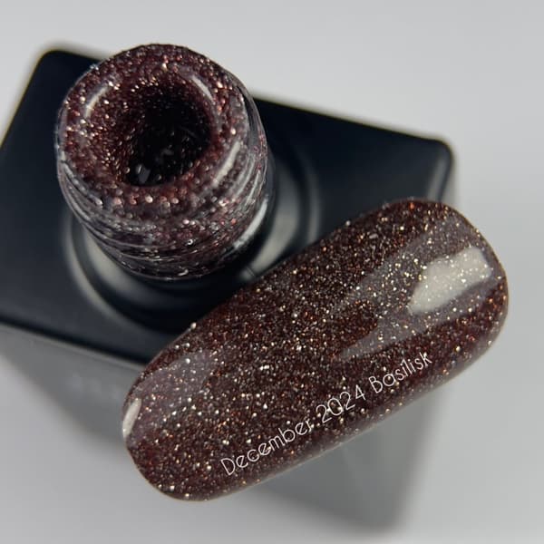 NAILSOFTHEDAY Kuukauden väri Joulukuu 2024 Basilisk - ruskea hybridilakka heijastavilla hiukkasilla, 10 ml