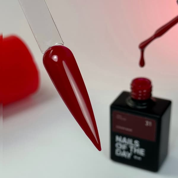 NAILSOFTHEDAY Cover base NY 31 - rød hybrid base, 10 ml