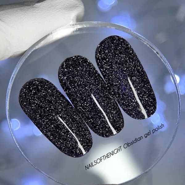 NAILSOFTHENIGHT Obsidian - mörklila hybridnagellack med reflekterande partiklar, 10 ml