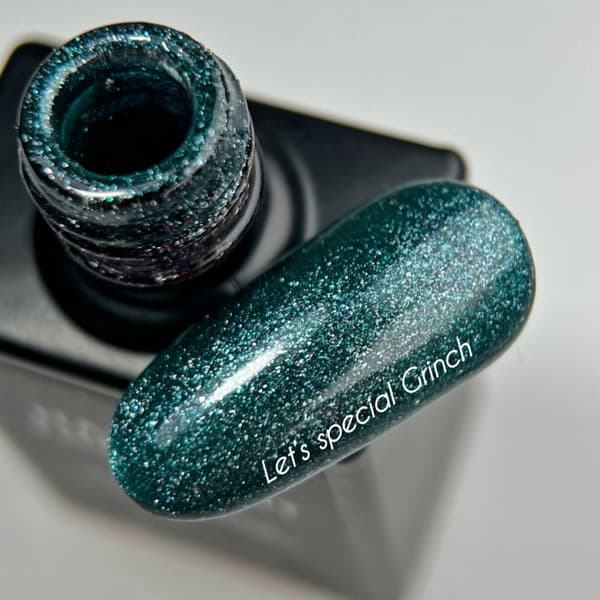 NAILSOFTHEDAY Let's Special Grinch - mørkegrøn hybridlak med glans, 10 ml.