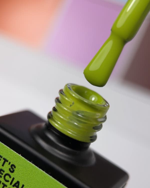 NAILSOFTHEDAY Let's special Pantone 2025/4 - olivengrøn hybrid neglelak, 10 ml
