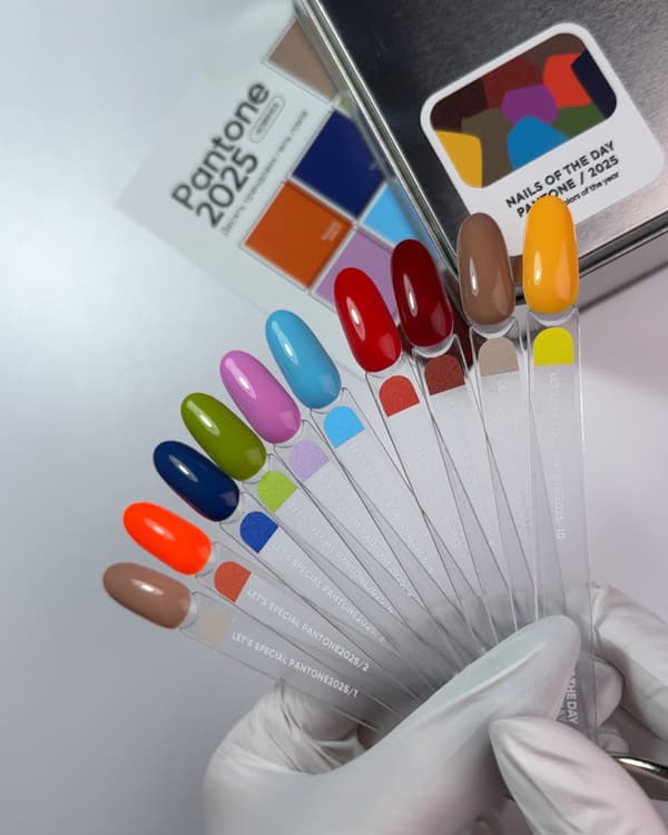 NAILSOFTHEDAY Let's special Pantone 2025/7 - klassinen punainen hybridilakka, 10 ml