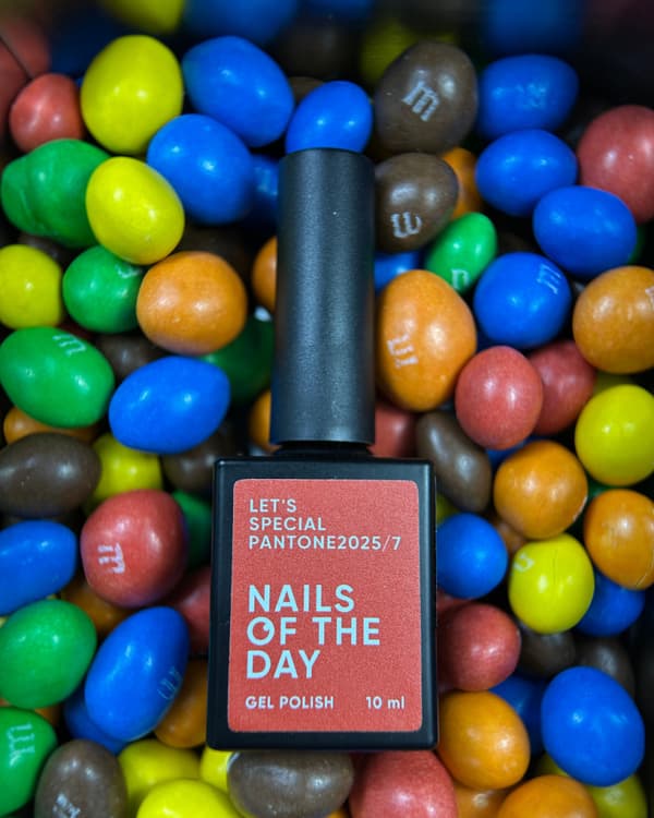 NAILSOFTHEDAY Let's special Pantone 2025/7 - klassinen punainen hybridilakka, 10 ml
