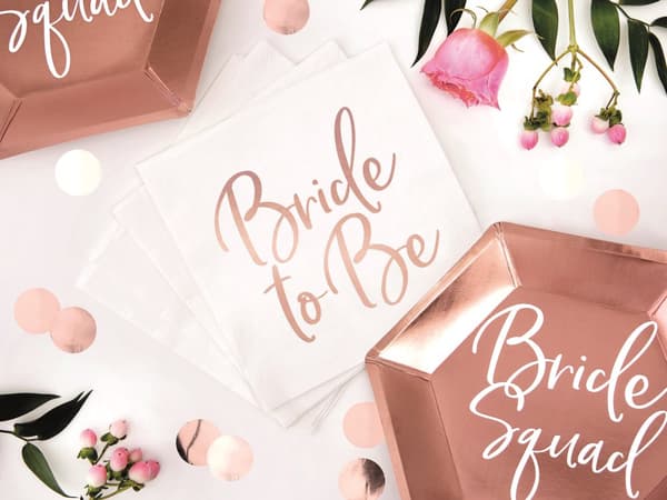 20 pappersservetter vita med tryck i roséguld "Bride To Be" (33x33 cm) - Rose Gold Bride To Be