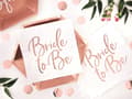 Miniatyrbild 4 av 5: 20 pappersservetter vita med tryck i roséguld "Bride To Be" (33x33 cm) - Rose Gold Bride To Be