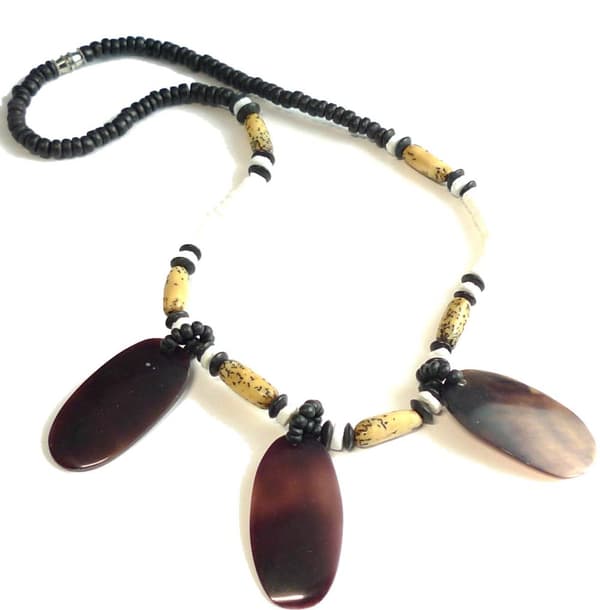 Halsband  av Horn, Snäcka & Coco