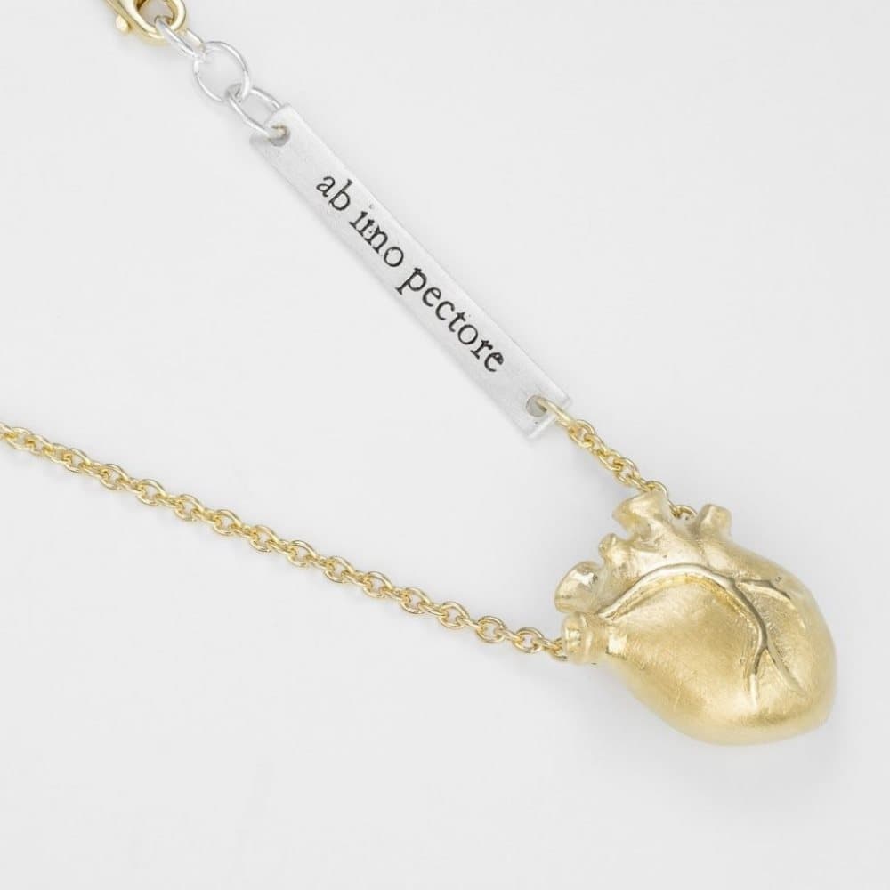 Björg Jewellery - Halsband Anatomiskt Hjärta Medium Kort Guld