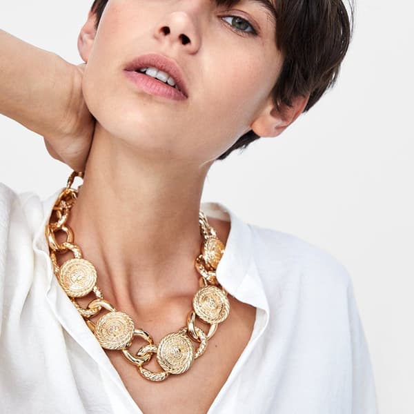 Halsband i guld med vackra berlocker kedja