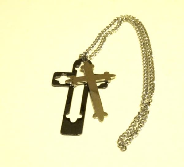 Kors halsband silver och svartfärgad
