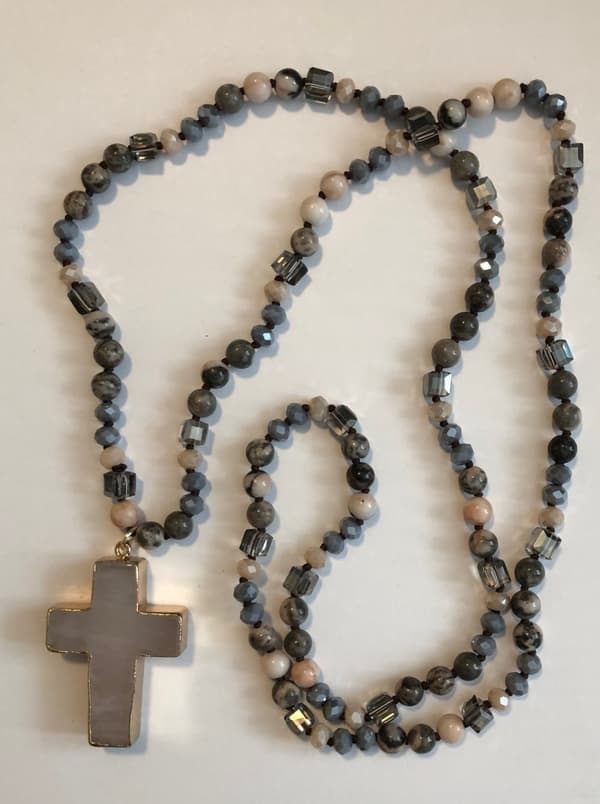 stort kors med rondeller pärlor halsband