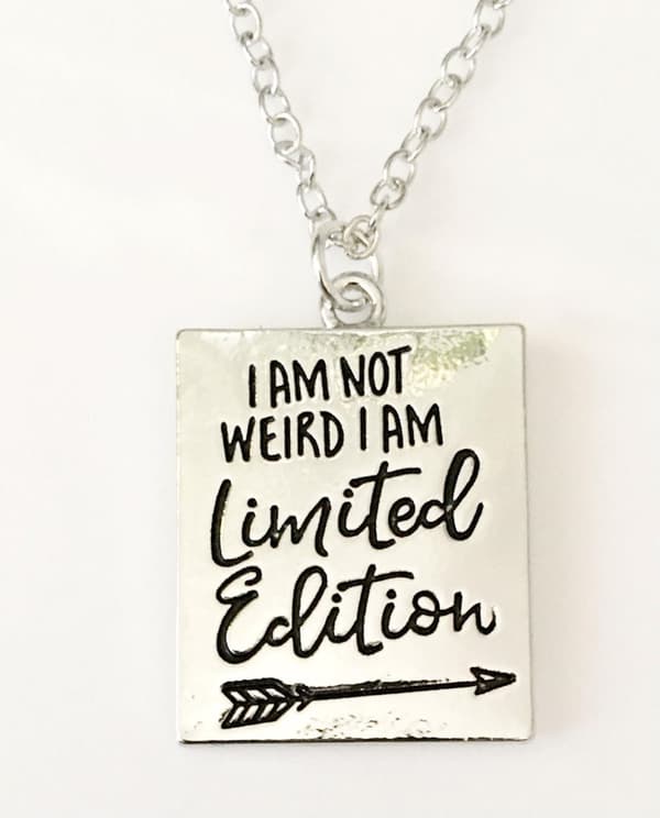 Halsband I am not weird I am limited edition