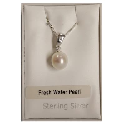 Halsband i äkta silver prydd med Fresh Water Pearl