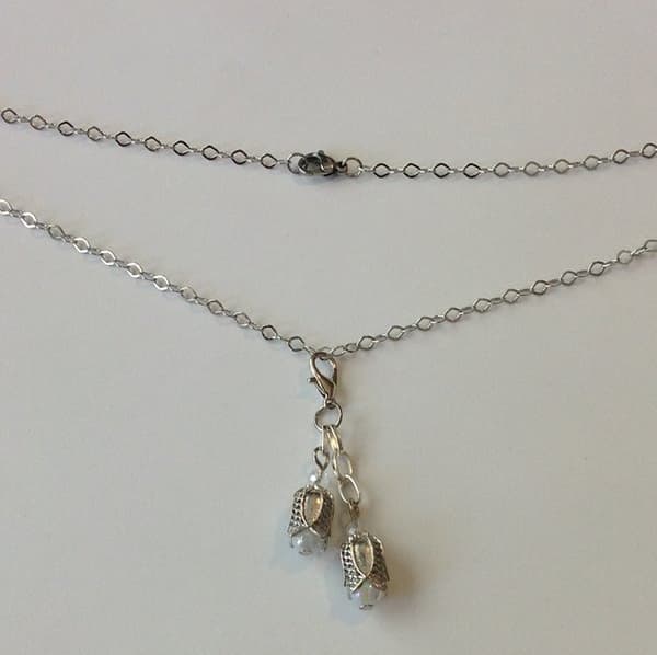 söt halsband med hängsmycke tulpaner