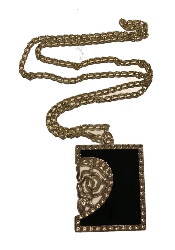 stort svart emalj hänge ros halsband