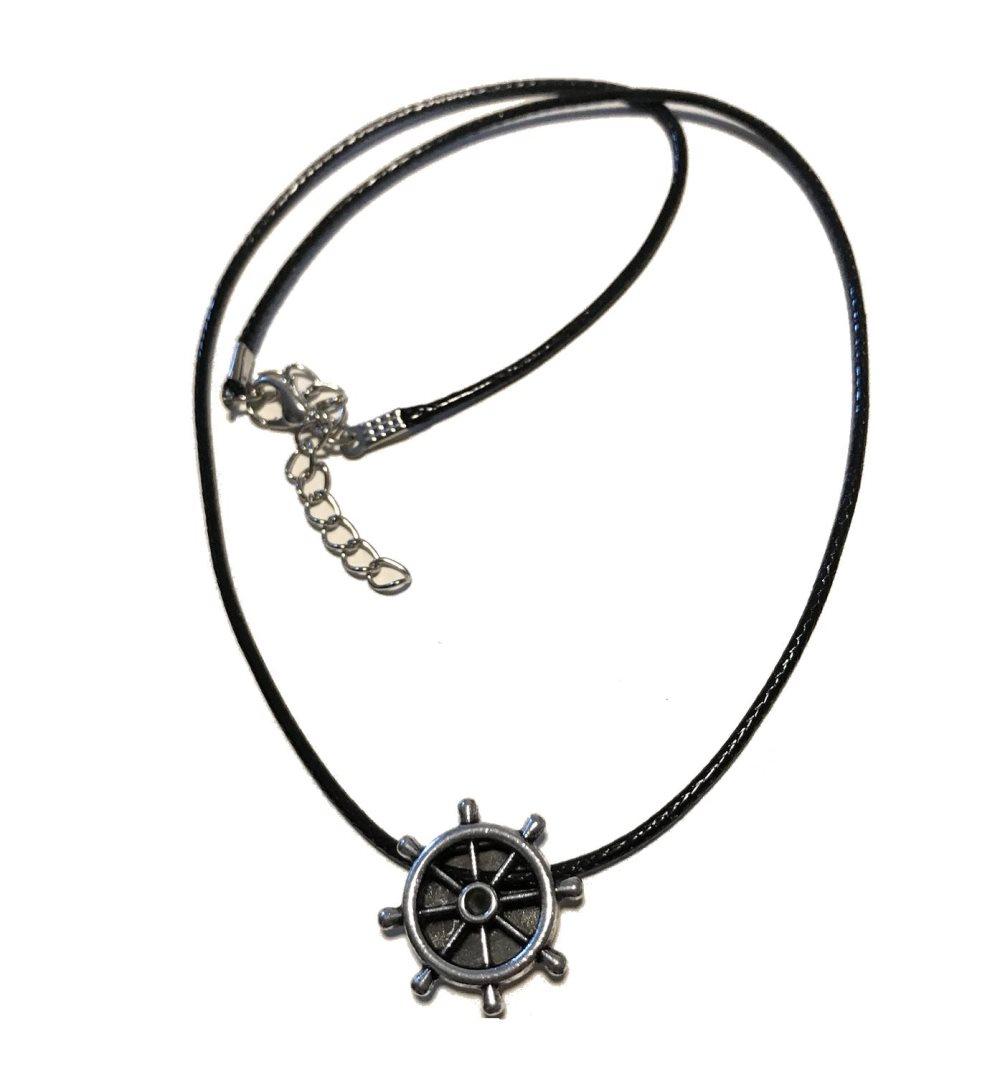 1 svart halsband med berlock roder