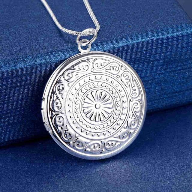 Silver Halsband med Öppningsbar Rund Medaljong i Fint Mönster