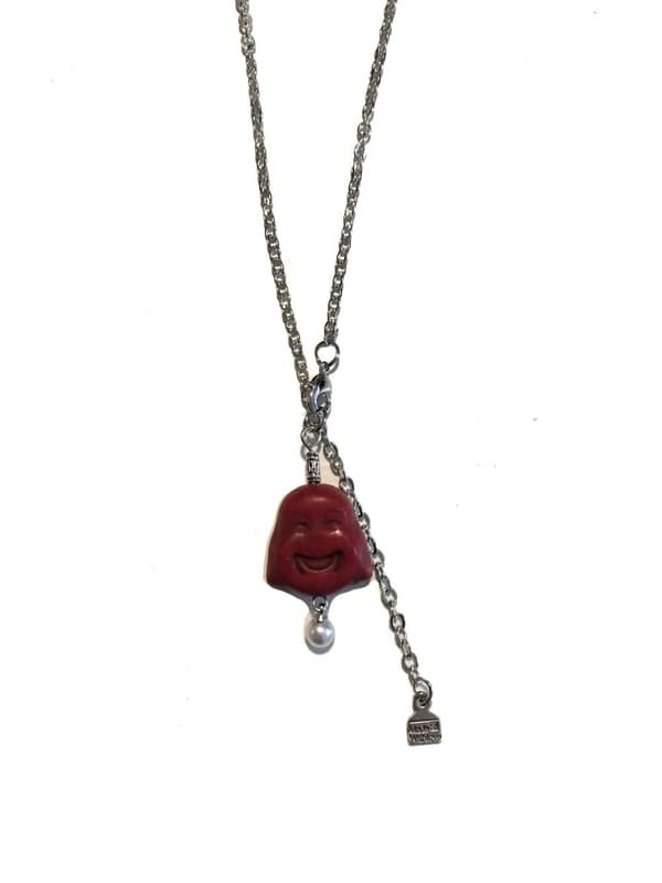 superglad Buddha i sten med ett halsband