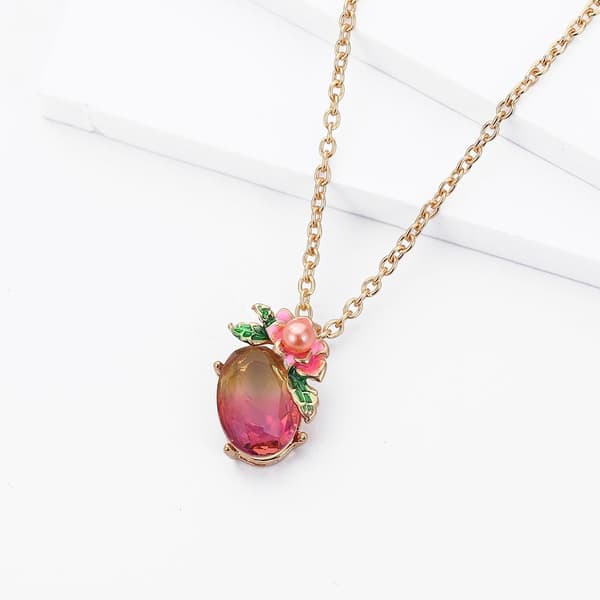Halsband med oval sten med blomma och löv med pärla