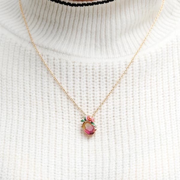 Halsband med oval sten med blomma och löv med pärla