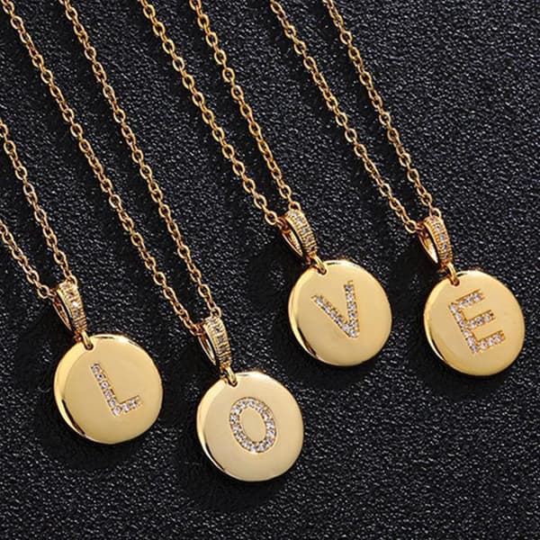 Runda bokstavsamuletter i guld och zirkon guldpläterade halsband