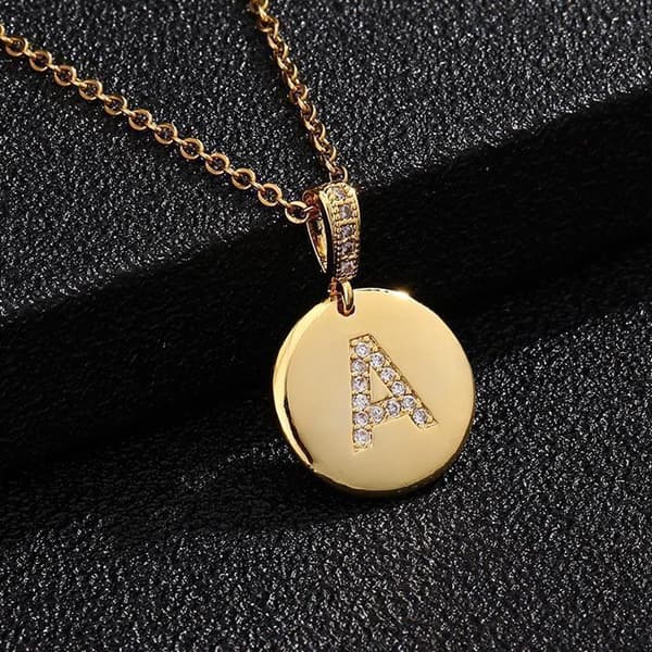 Pyöreät kirjaimet amuletit kullasta ja zirkonikullatut kaulakorut