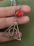 Miniatyrbillede 3 af 4: Halsband Dödsrelikerna Röd Gryffindor Hogwarts