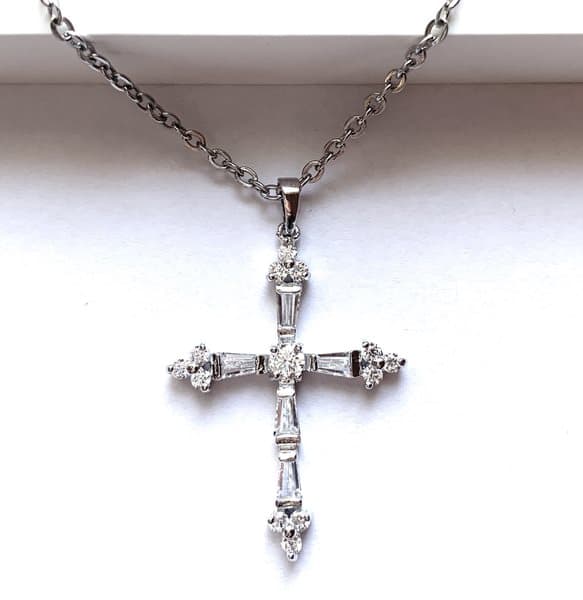 Halsband med Kors hänge(kedja ingår)