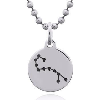 Skorpionens stjärnbild halsband med litet silverhänge