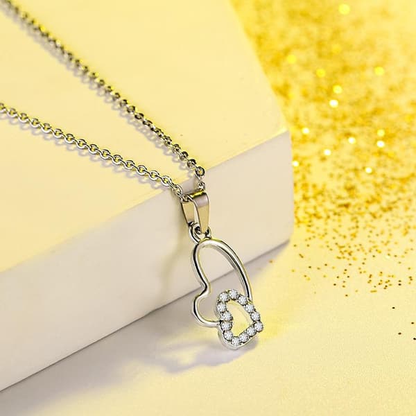 Vackert silverpläterat halsband med dubbla hjärtan m. strass